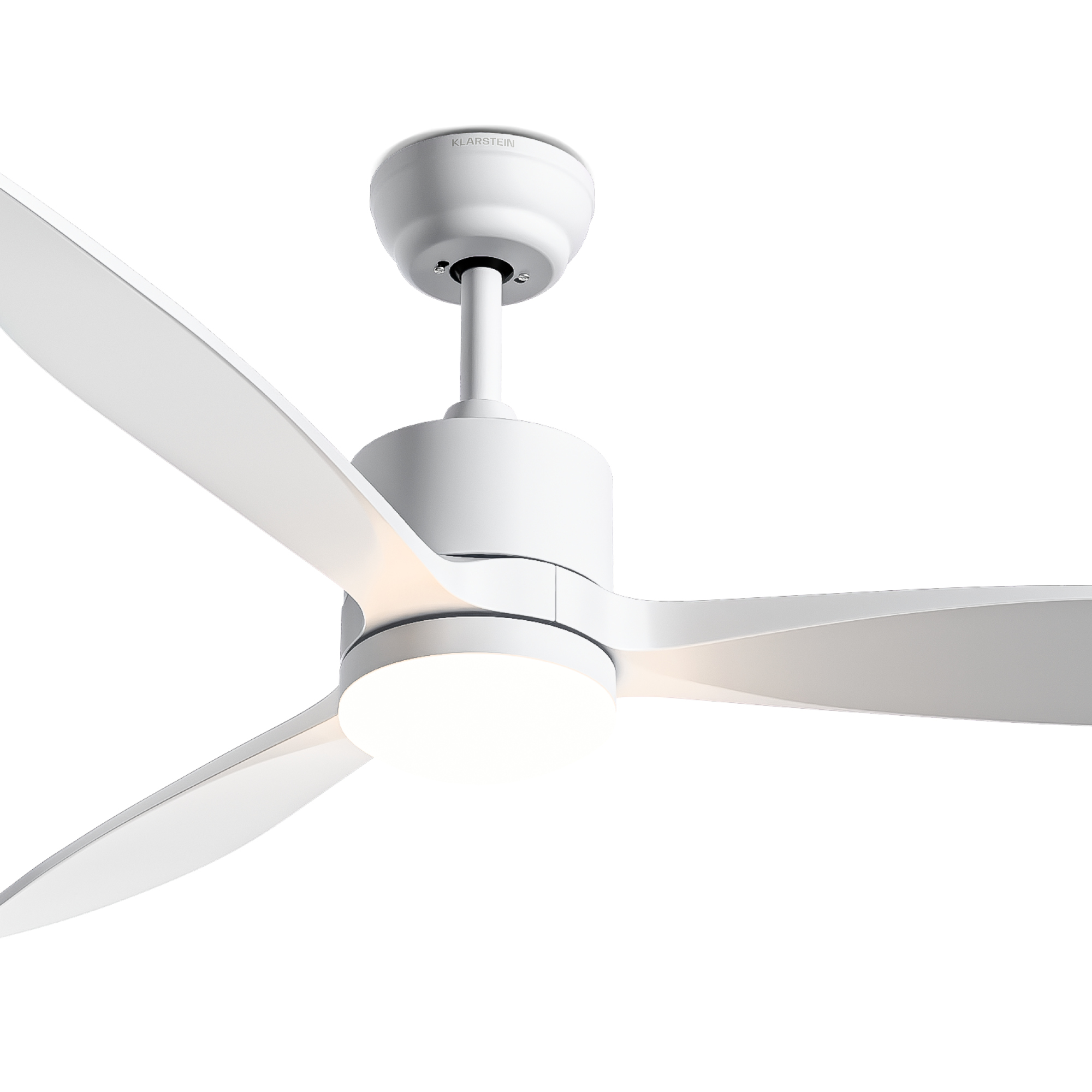 Ein moderner weier Deckenventilator mit drei Blttern und integrierter LED-Beleuchtung.