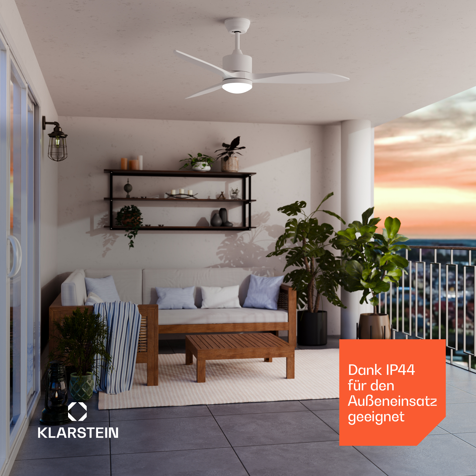 Balkon mit Sofa, Tisch, Deckenventilator und Pflanzen bei Sonnenuntergang.