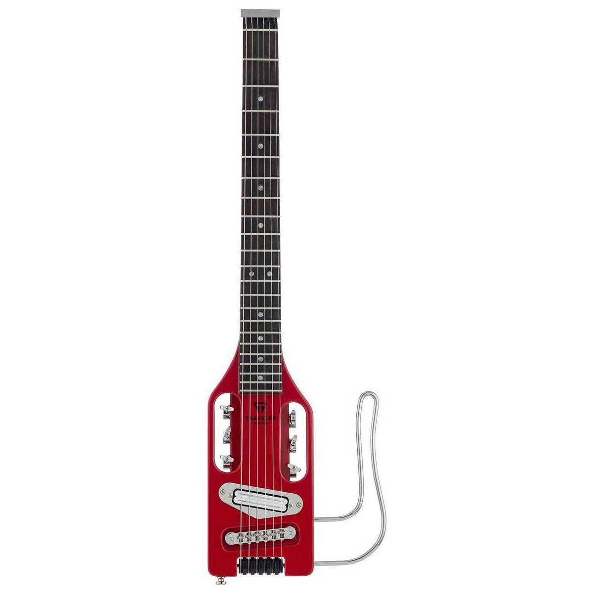 Siyah klavyeli ve gümüş donanımlı kırmızı elektro gitar, izole edilmiş.