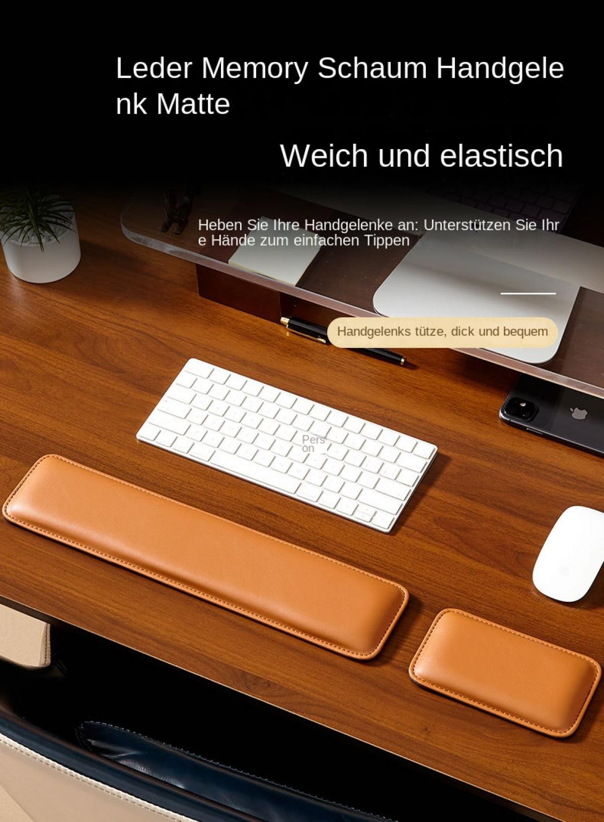 Braune Handgelenkauflagen, Tastatur und Maus auf einem Holztisch.