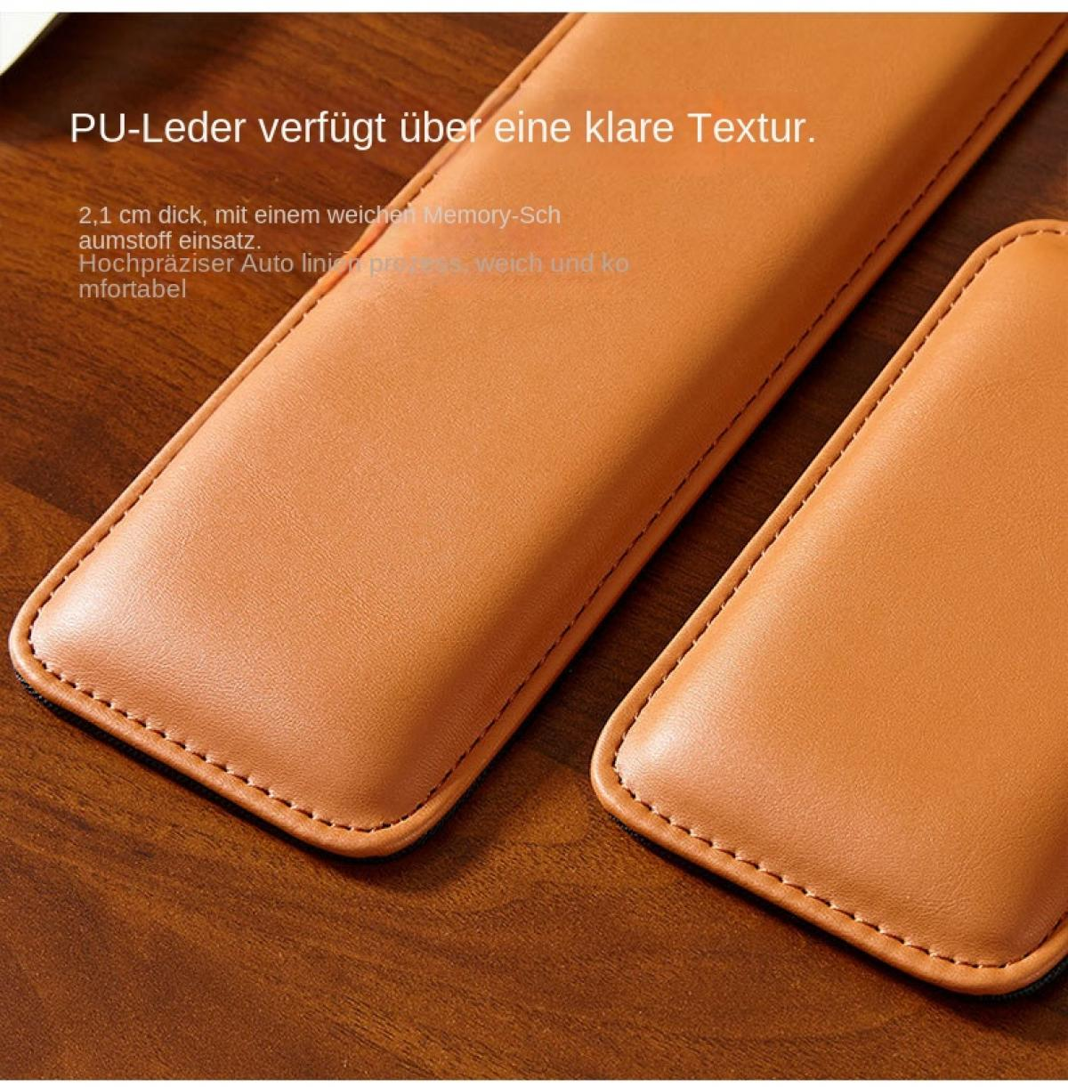 Braune PU-Lederprodukte mit deutlicher Naht auf Holzoberfläche.