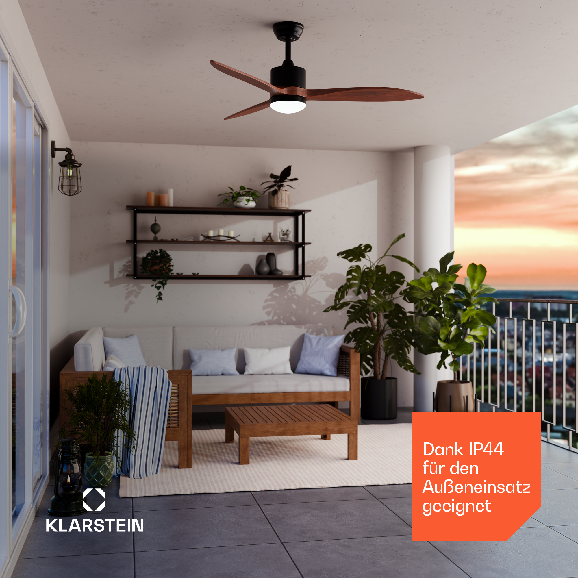 Balkon mit Holzmöbeln, Deckenventilator, Pflanzen und Sonnenuntergang.