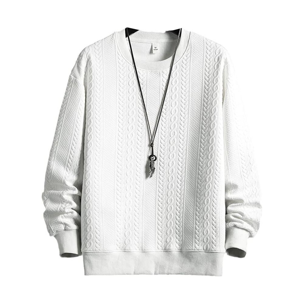 Ein weißer Pullover mit Zopfmuster und einer Halskette mit Anhänger.