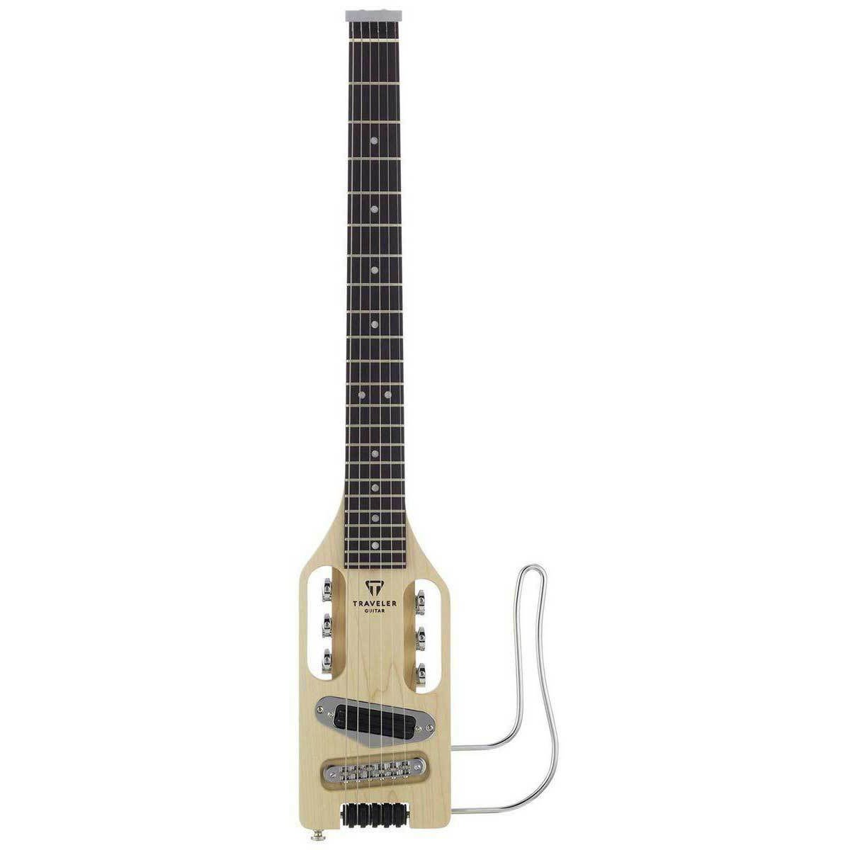 Açık renk ahşap gövdeli, koyu klavyeli ve gümüş donanımlı kompakt elektro gitar.