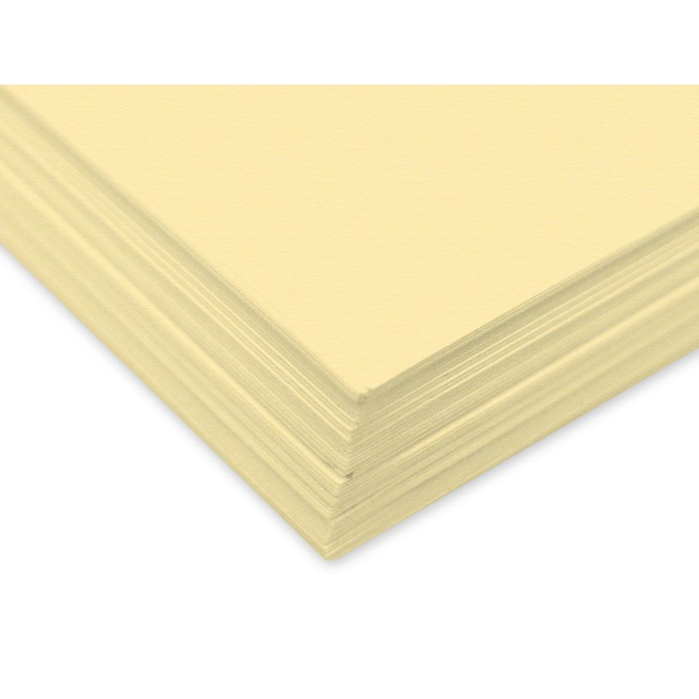 Ein Stapel hellgelber Papierbögen, die schräg von unten links nach oben rechts liegen.