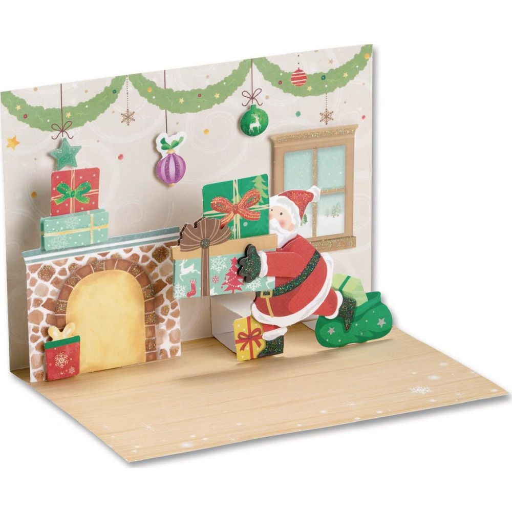 Weihnachtsmann trägt Geschenke vor einem Kamin und Fenster.