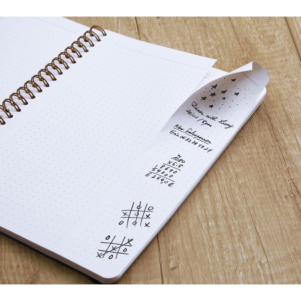 Notizbuch mit handgeschriebenen Notizen, Spielen und Berechnungen.