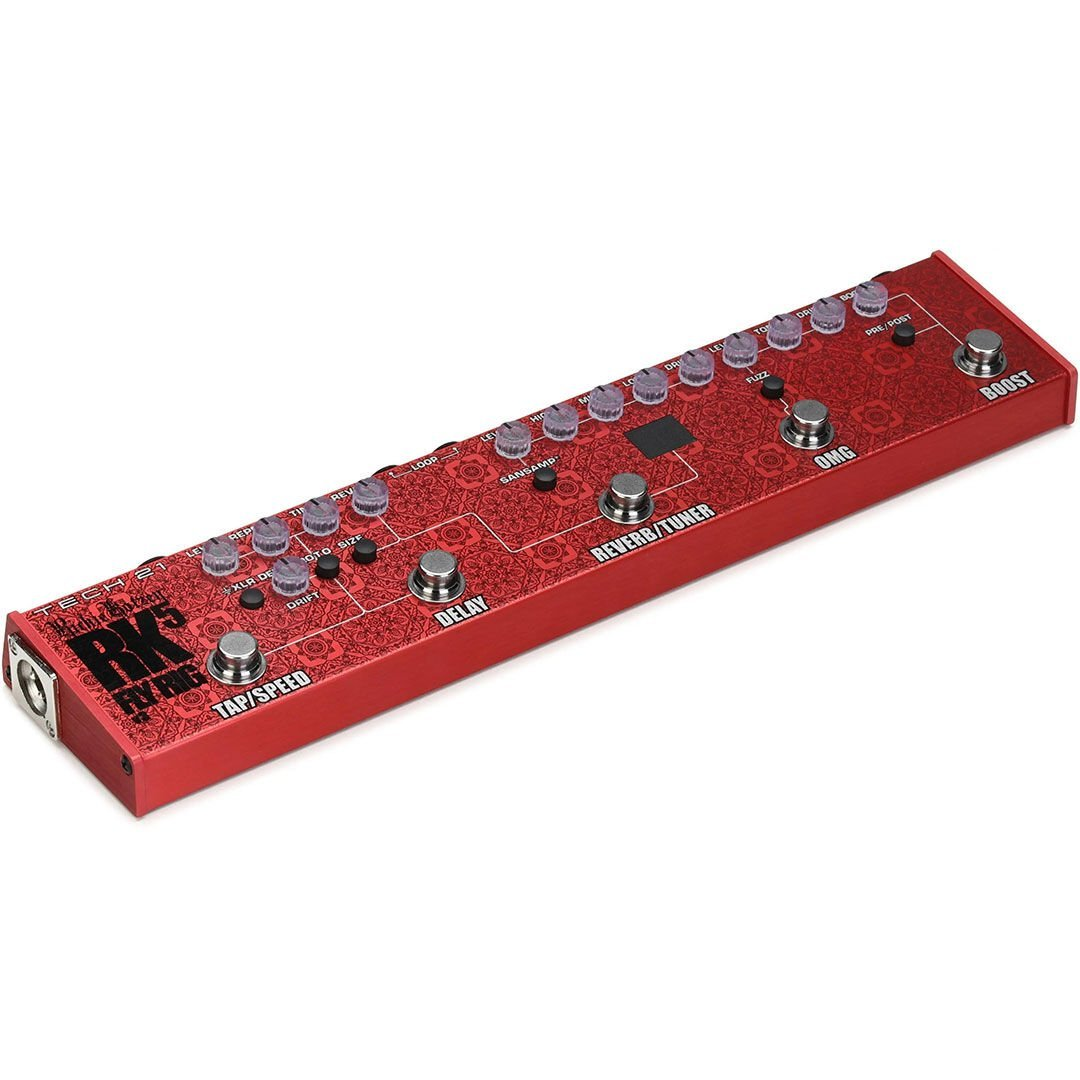 Delay ve Boost gibi etiketlere sahip kırmızı gitar efekt pedalı.