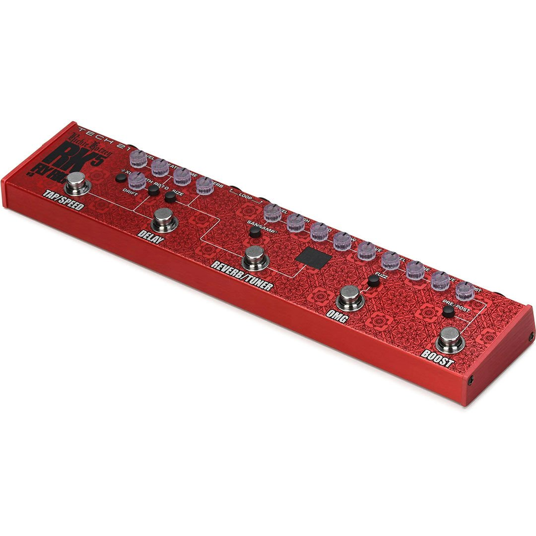 Düğmeler ve anahtarlar ile kırmızı Tech 21 Richie Kotzen RK5 gitar efekt pedalı.