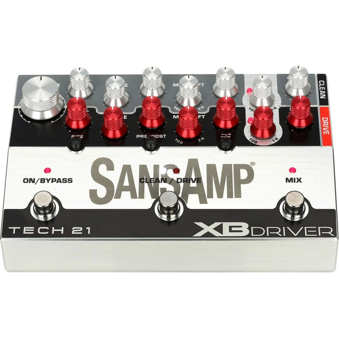 Kırmızı ve gümüş düğmeli, ayak pedallı ve etiketli gümüş Tech 21 SansAmp XB Driver pedalı.