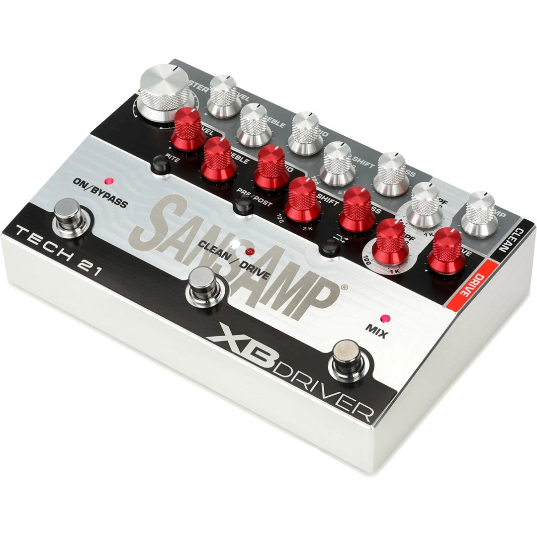 Kırmızı ve gümüş düğmeli gümüş Tech 21 SansAmp XB Driver gitar efekt pedalı.