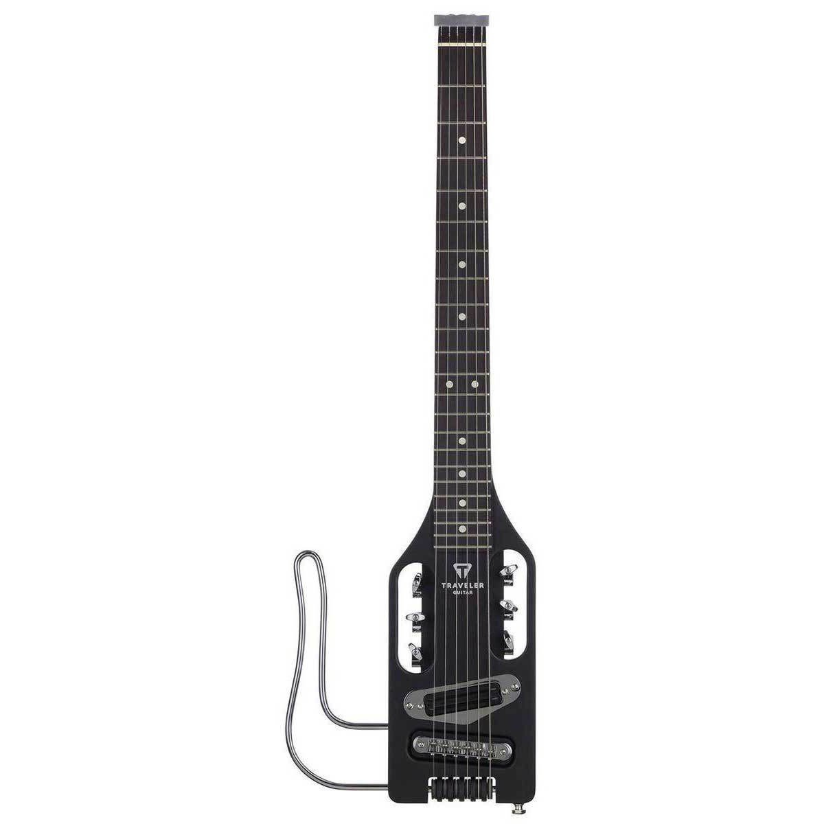 Metal telli ve gümüş burgulu siyah seyahat gitarı beyaz arka plan üzerinde.