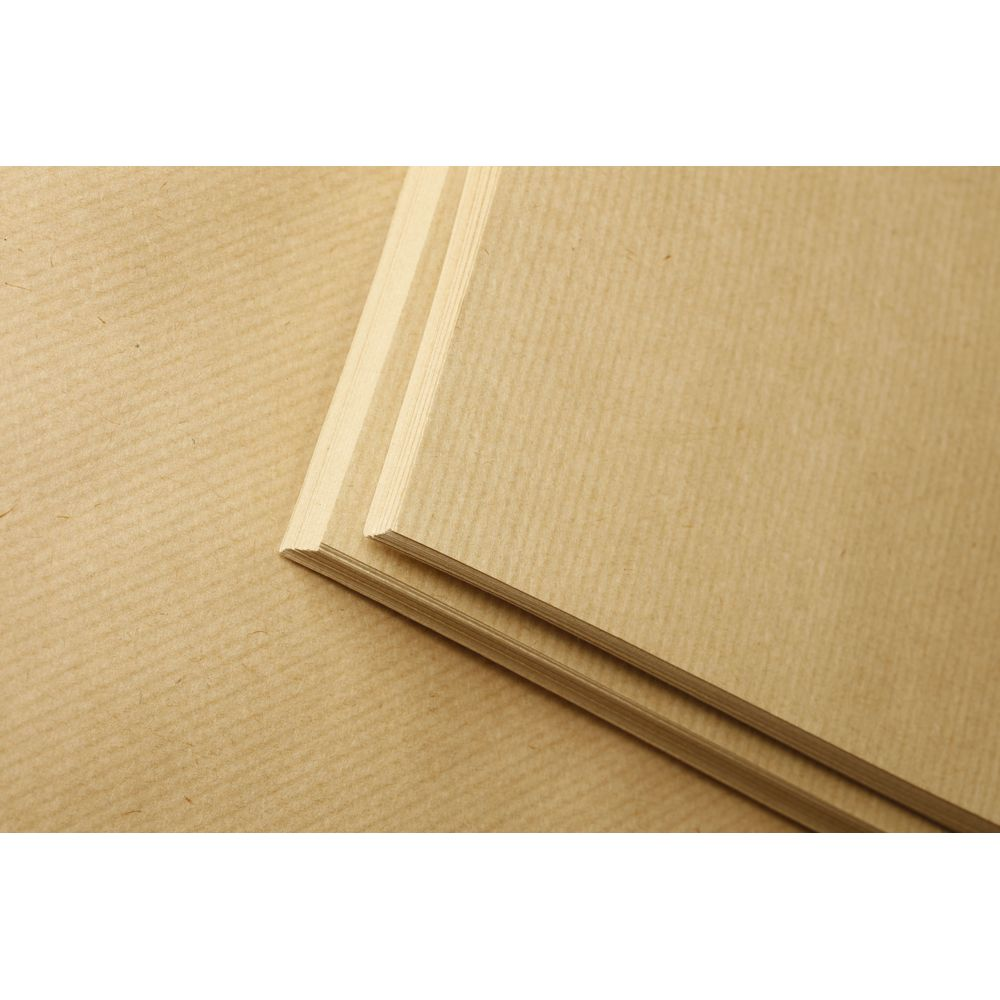 Ein Stapel braunes Papier mit feinen Linien, Nahaufnahme.