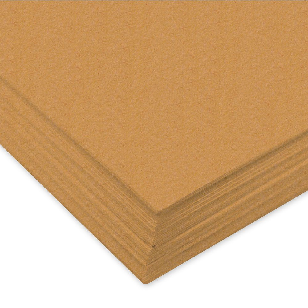 Ein Stapel braunes Papier liegt auf einer weißen Fläche.