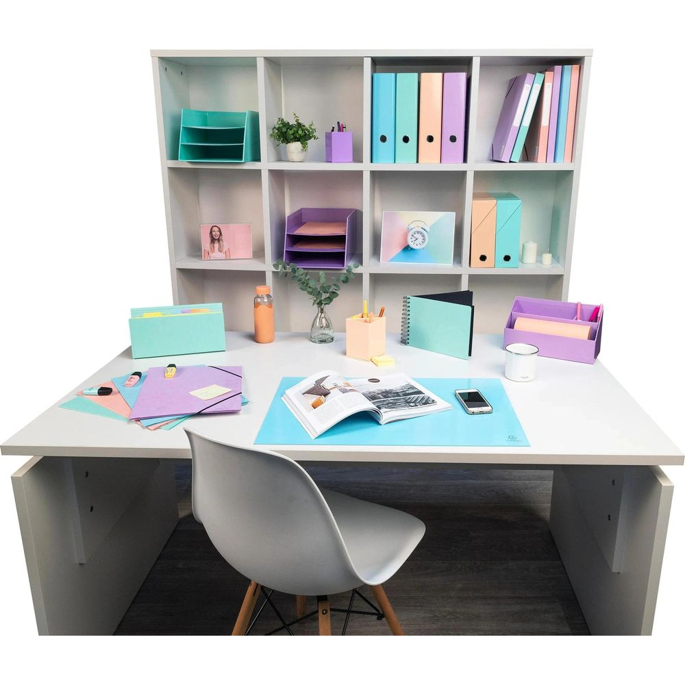 Ein Schreibtisch mit Büromaterialien in Pastellfarben und einem weißen Stuhl.