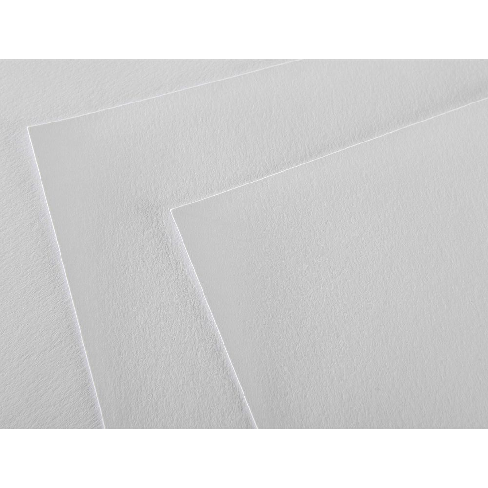 Drei weiße Papierbögen überlappen sich. Die Textur ist deutlich sichtbar.
