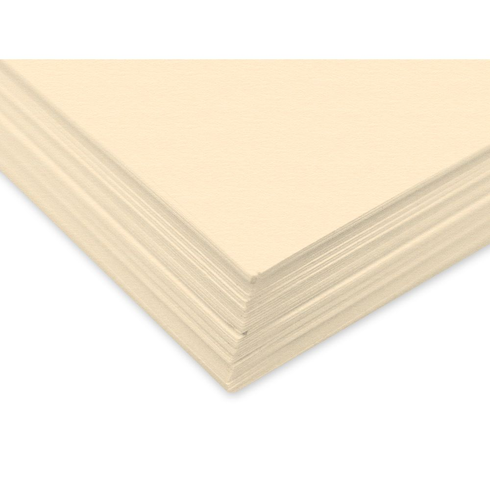 Ein Stapel cremefarbener Papierbögen mit weißem Hintergrund.