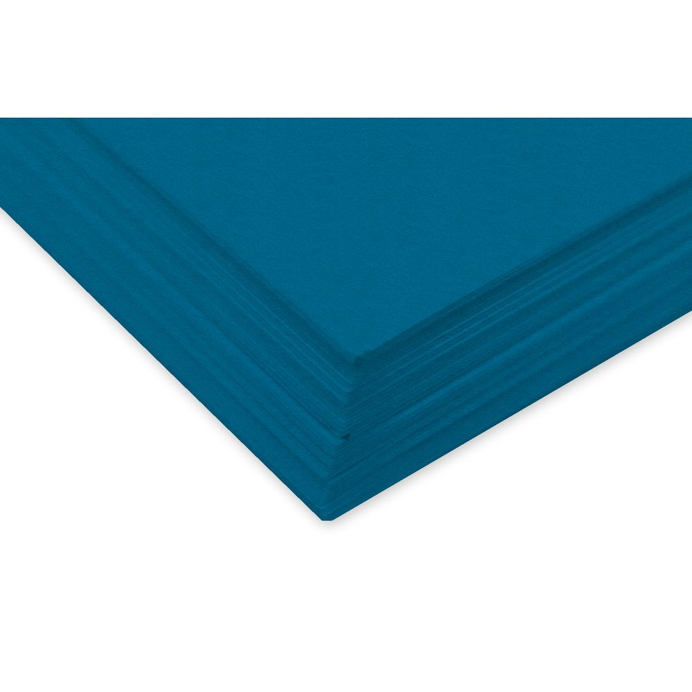 Ein Stapel tiefblauer Papiere, isoliert auf weißem Hintergrund.