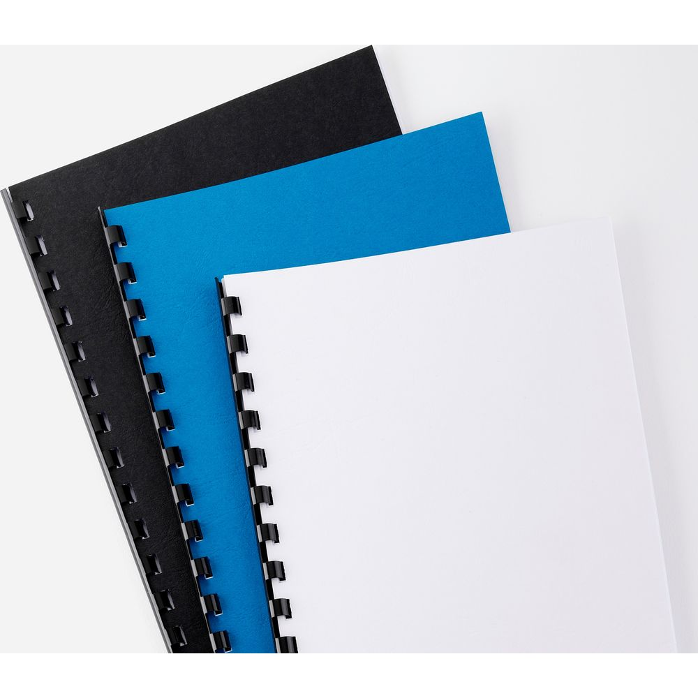 Drei gebundene Hefte: schwarz, blau und weiß, mit schwarzer Spiralbindung.