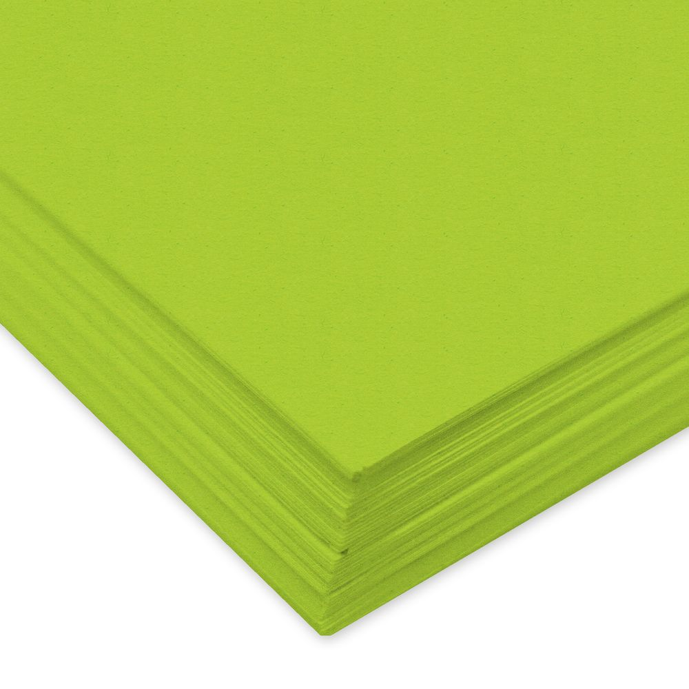 Ein Stapel leuchtend grüner Papierbögen, aus der Nähe betrachtet.