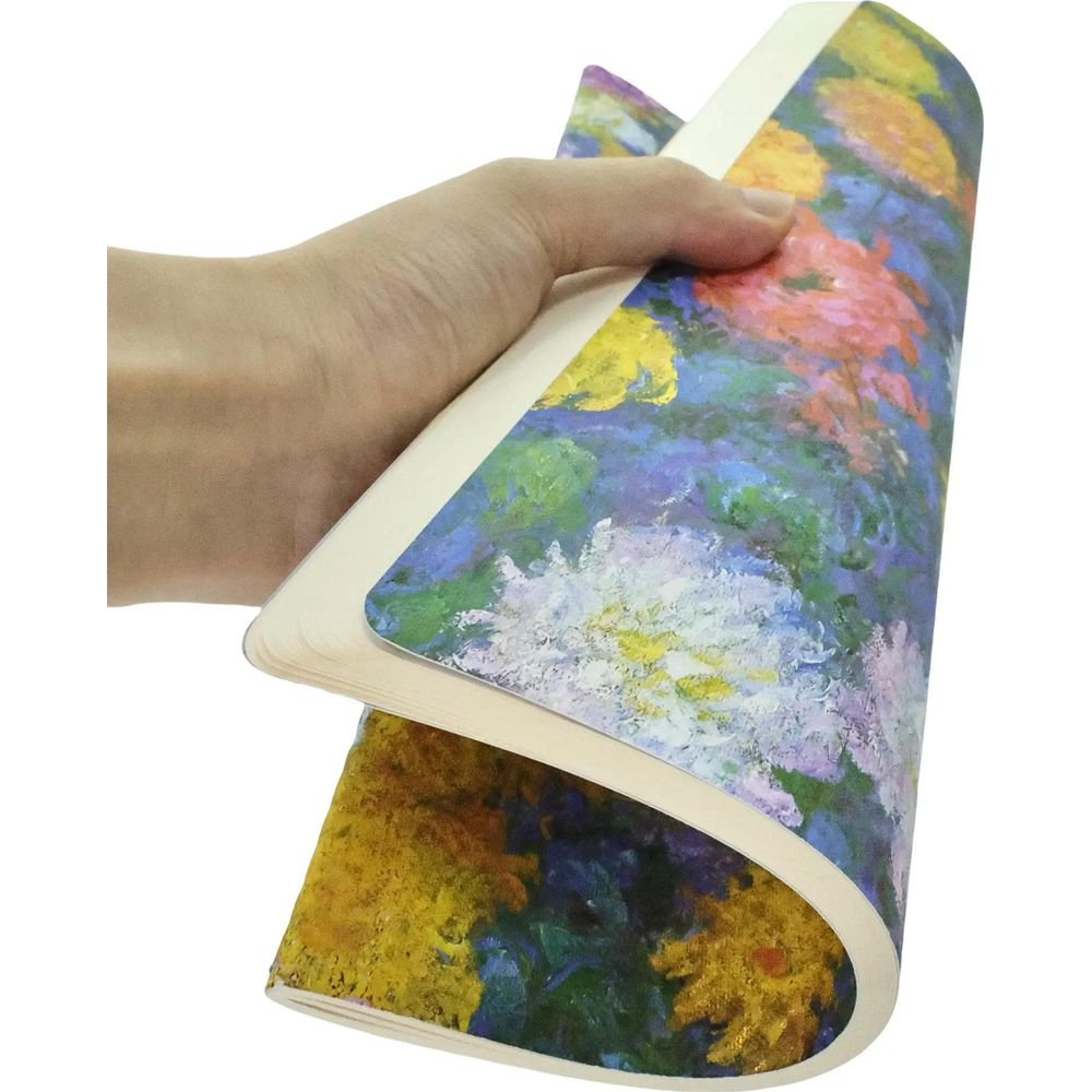 Une main tient un carnet ouvert avec un motif floral dans le style de Monet.