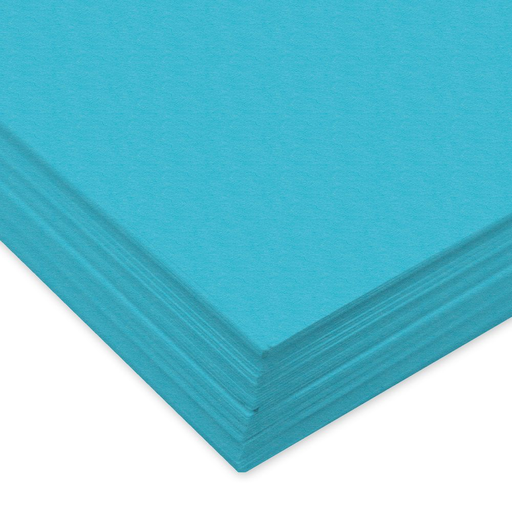 Ein Stapel hellblauer Papiere auf weißem Hintergrund.