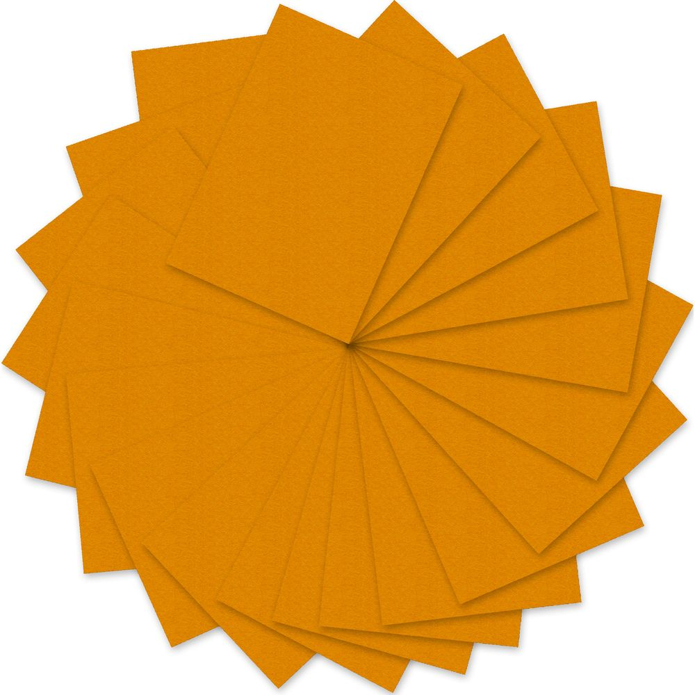 Una disposizione a ventaglio circolare di fogli di carta arancione sovrapposti.