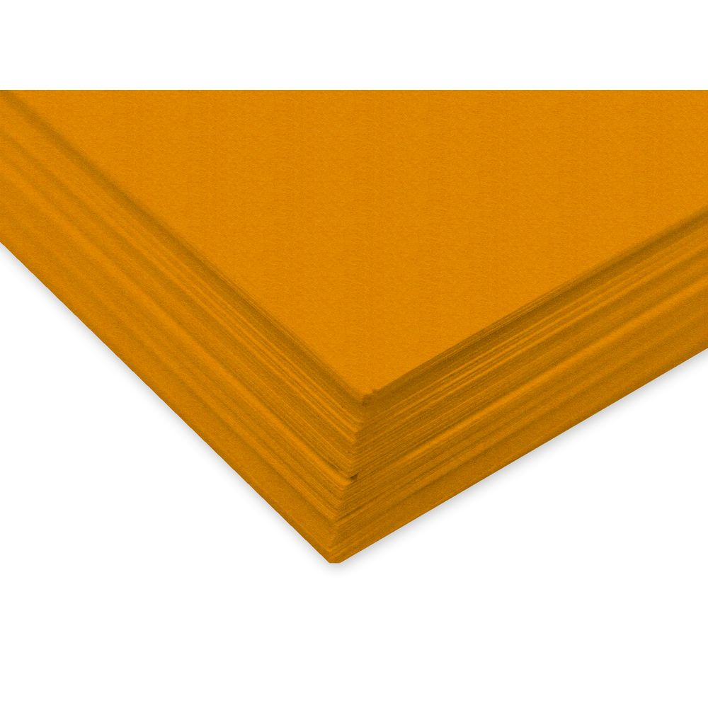Una pila di carta arancione su sfondo bianco.