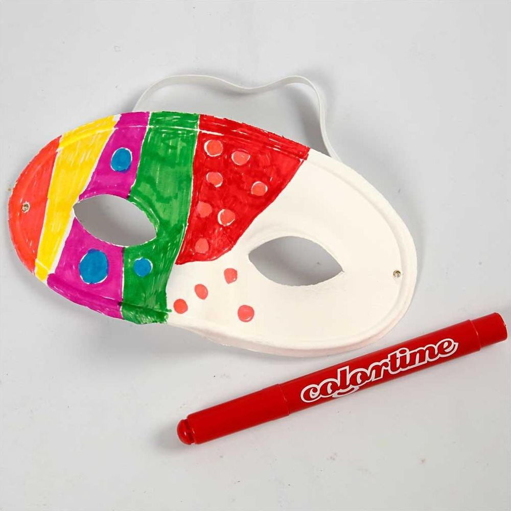 Eine bunte Maske mit roten Punkten und ein roter Stift liegen auf weißem Grund.