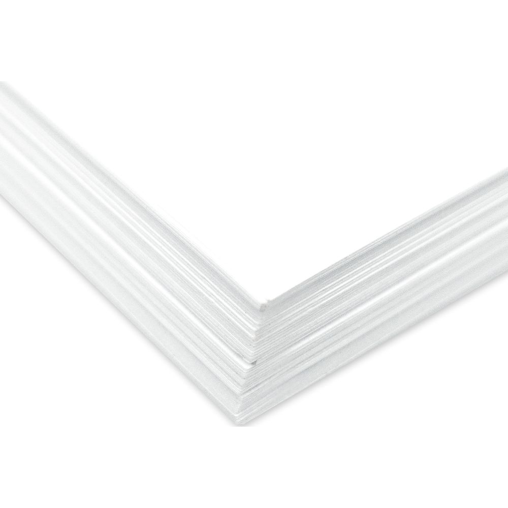 Ein Stapel weißer Papierblätter, die zu einer Ecke zusammengelegt sind.
