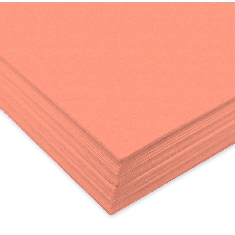 Ein Stapel korallenfarbenen Papiers, links unten, mit weißem Hintergrund.
