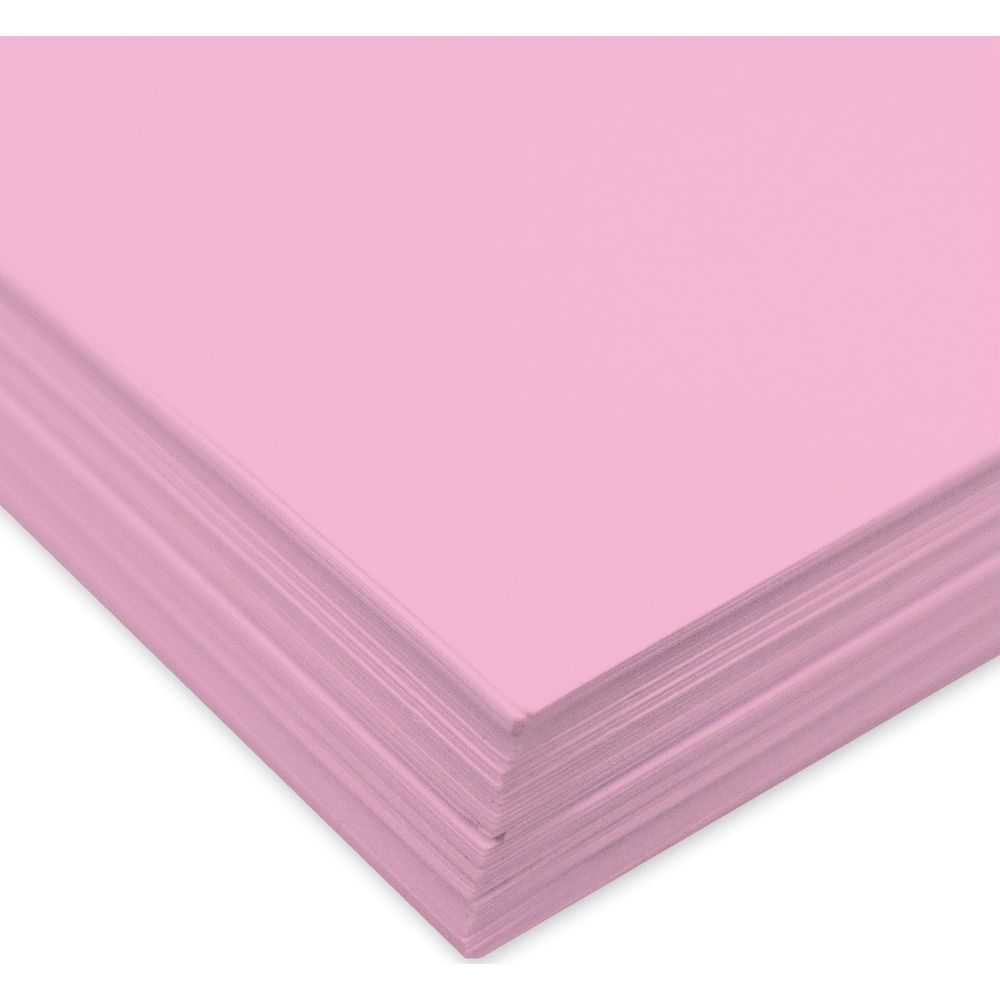 Ein Stapel hellrosa Papier auf weißem Hintergrund, mit Fokus auf die Kanten.
