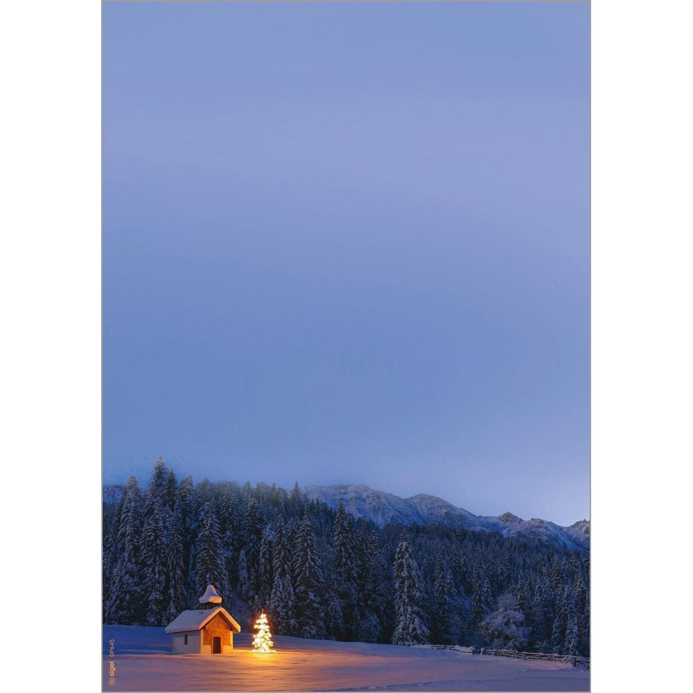 Kleine Hütte und Weihnachtsbaum im Schnee bei Dämmerung vor einem Wald.