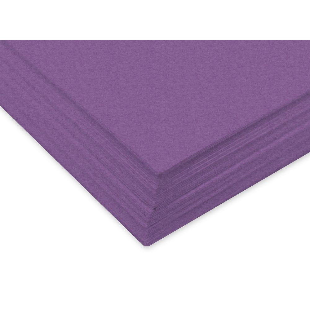 Ein Stapel lila Papier, der aus einem Winkel gesehen wird.