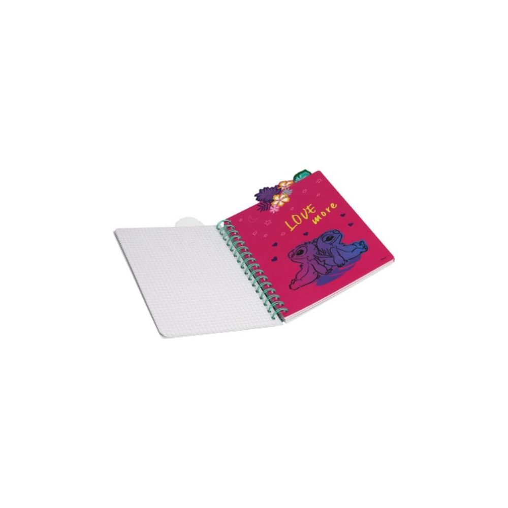 Ein Notizbuch mit pinkem Einband, das 