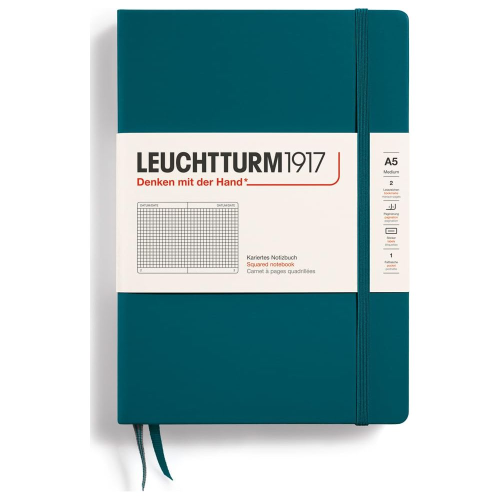Ein petrolfarbenes A5 Notizbuch von Leuchtturm1917 mit Gummiband und Lesezeichen.