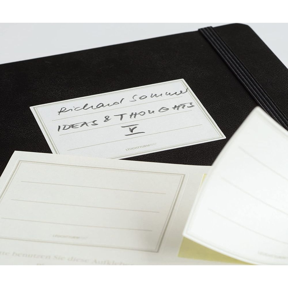 Ein schwarzes Notizbuch mit einem handgeschriebenen Etikett "Richard Somme IDEAS & THOUGHTS".