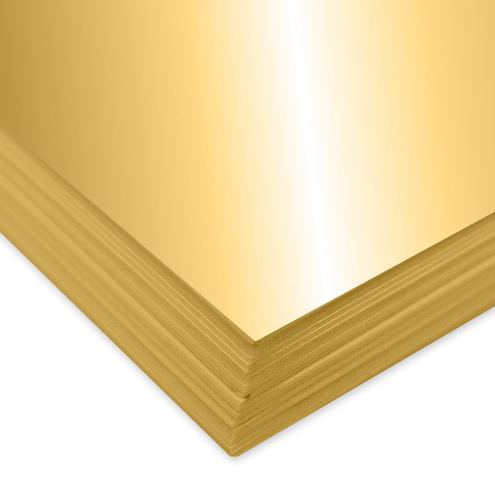 Ein Stapel glänzender goldener Blätter auf weißem Hintergrund.