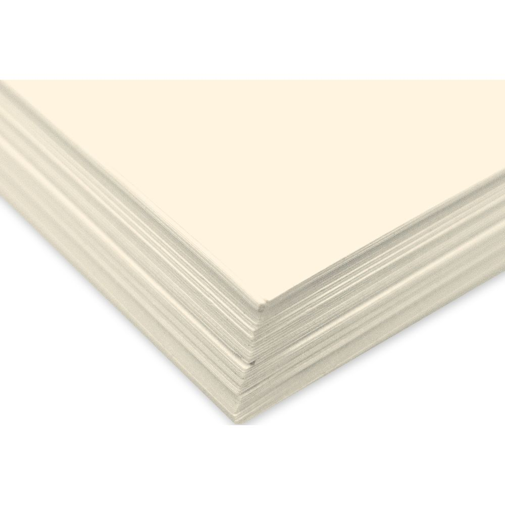 Ein Stapel cremefarbener Blätter Papier, nah aufgenommen.
