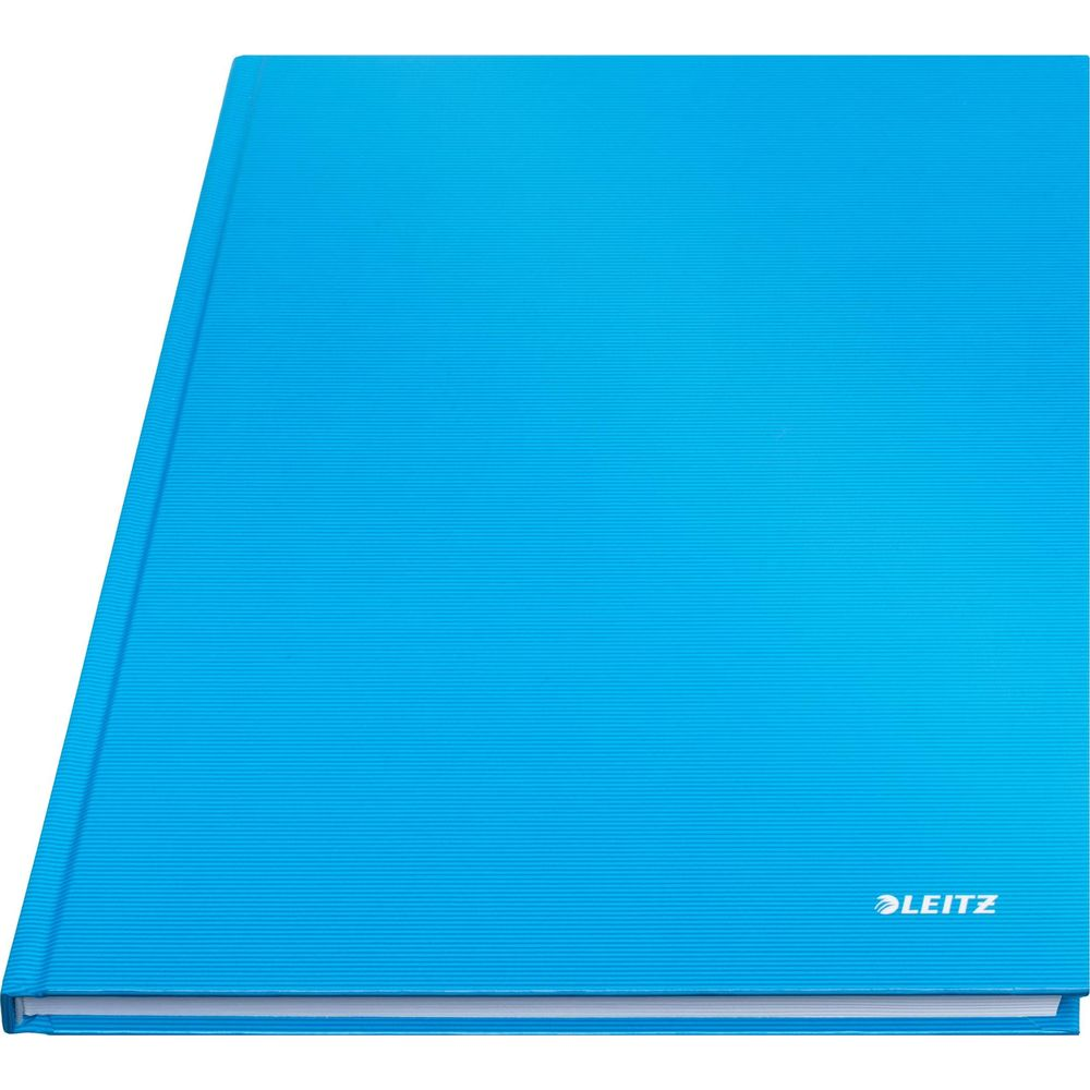 Ein leuchtend blauer Leitz-Ordner mit horizontalen Linien und weißem Rücken.