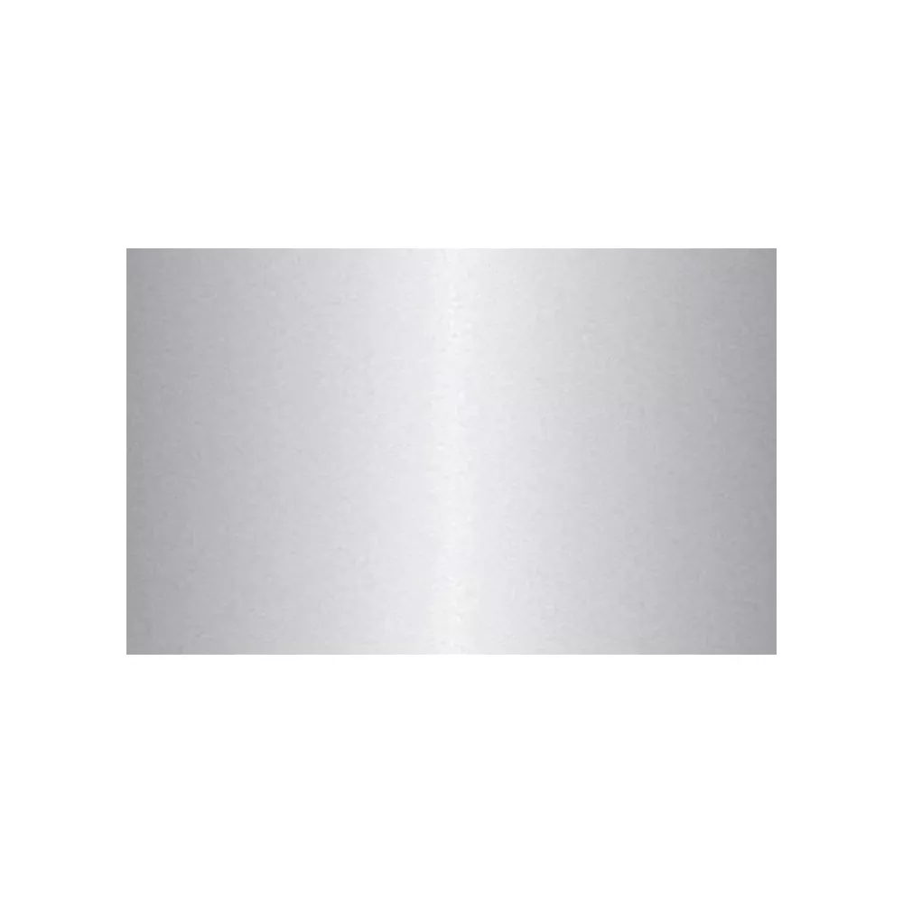 Une surface argentée lisse avec un reflet lumineux vif.