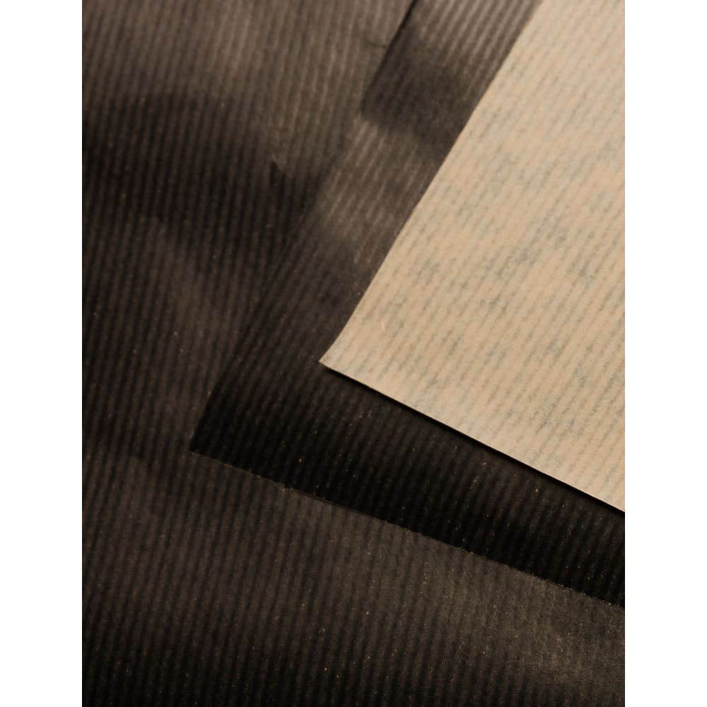 Schwarzes Material mit feinen Rippen mit einer helleren, gerippten Oberfläche.