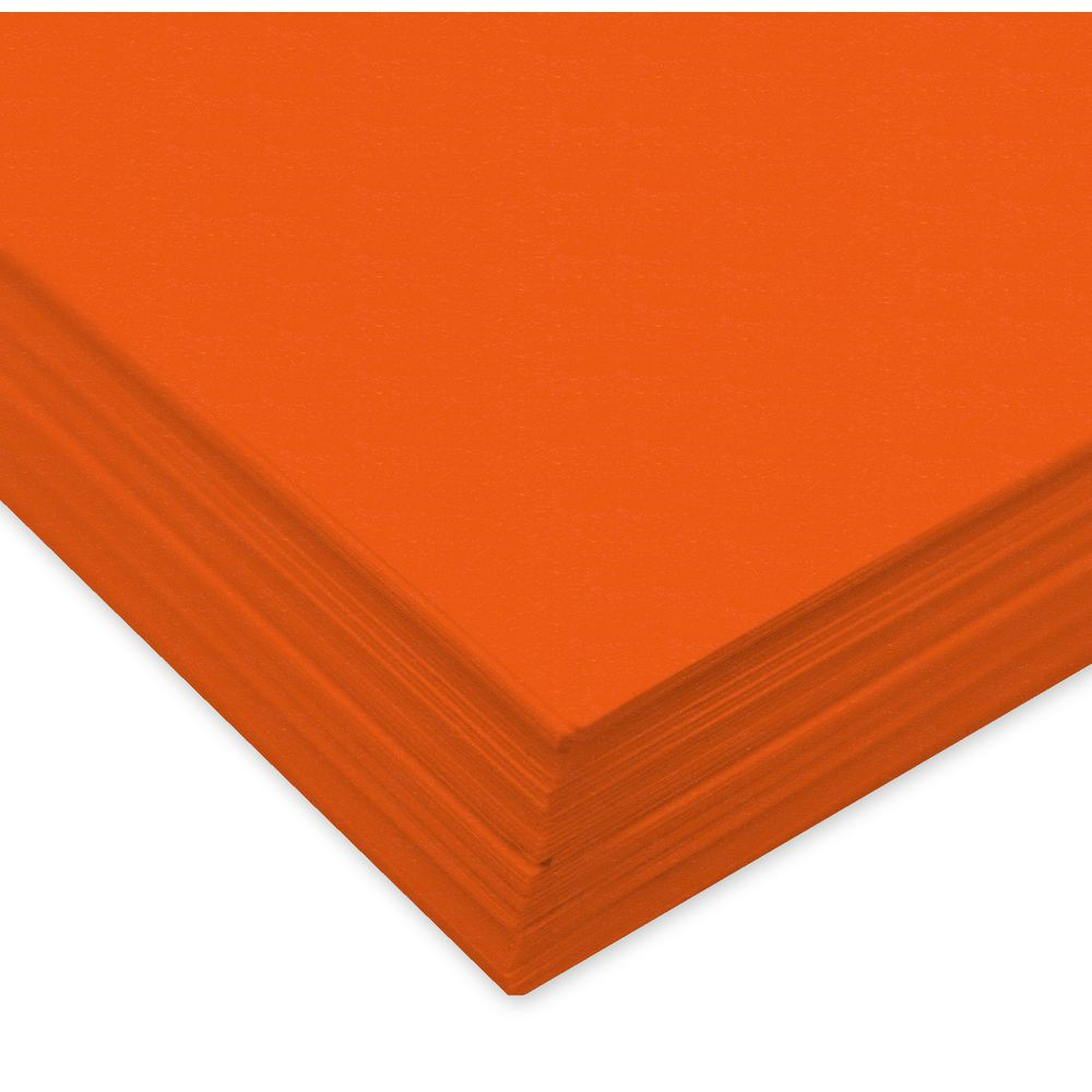Ein Stapel leuchtend orangefarbener Papierbögen, nah aufgenommen.