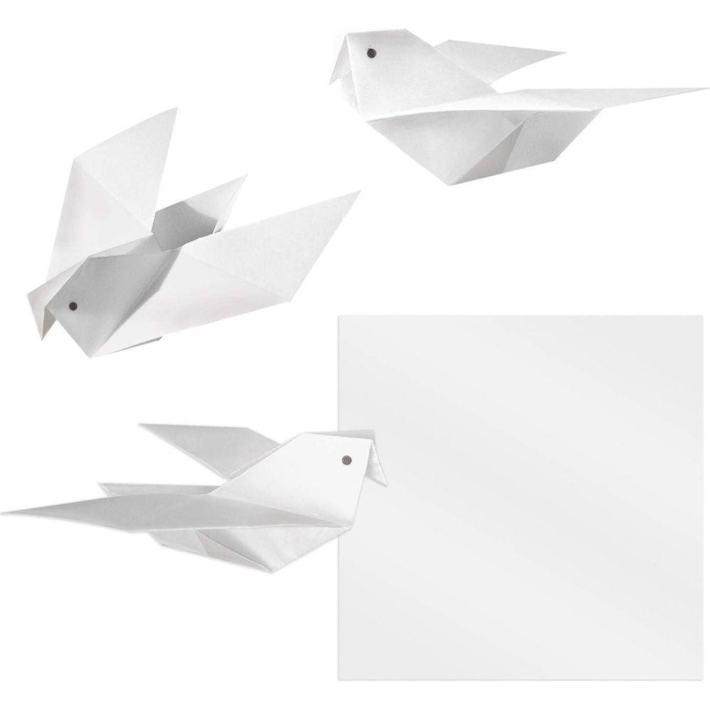 Drei weiße Origami-Tauben fliegen vor einem weißen Quadrat.