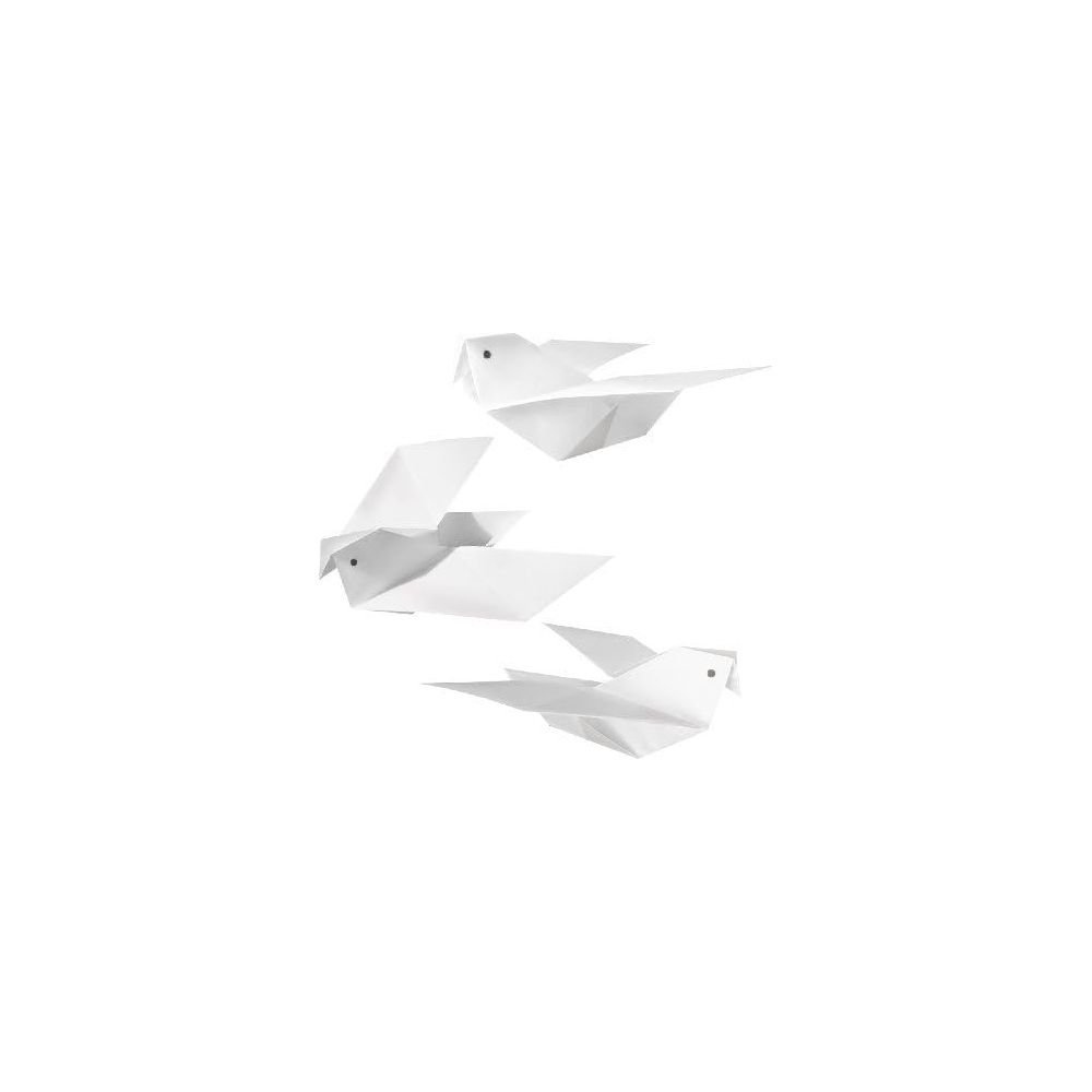Drei weiße Origami-Tauben fliegen auf einem weißen Hintergrund.