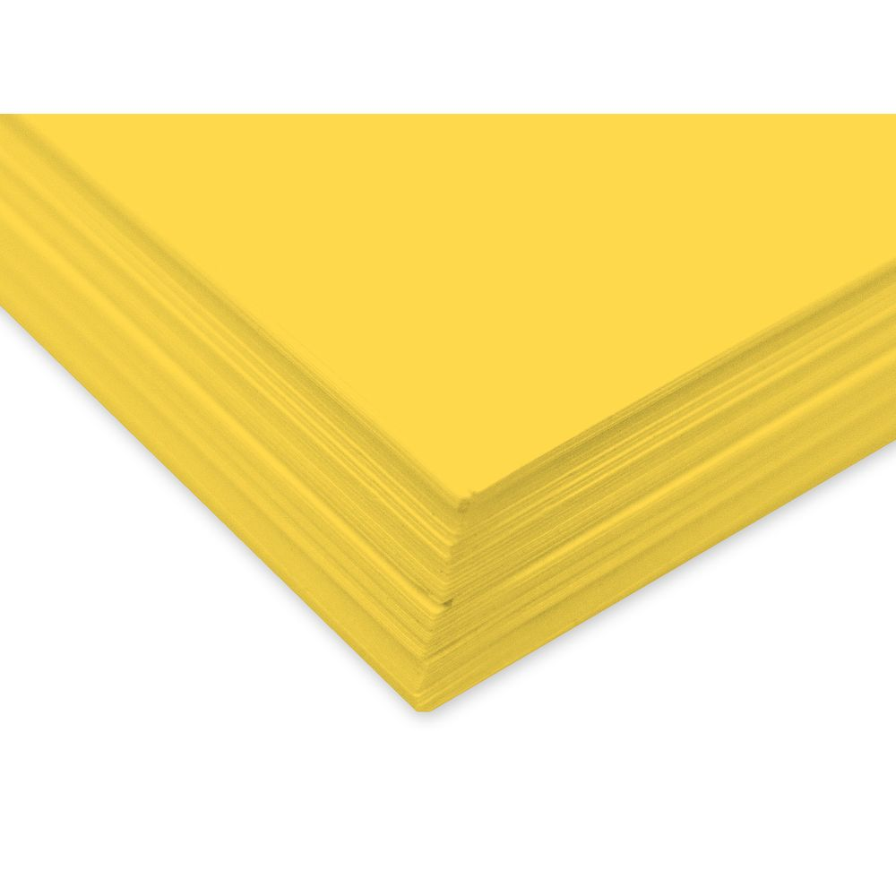 Ein Stapel leuchtend gelber Papierbögen auf weißem Hintergrund.