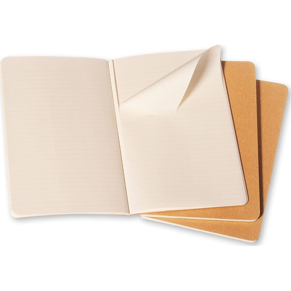 Un carnet ouvert ligné avec une page retournée repose à côté de deux carnets marron.