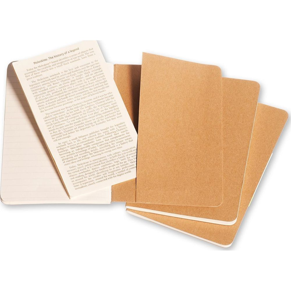 Un carnet ouvert à couverture brune repose sur trois autres carnets.