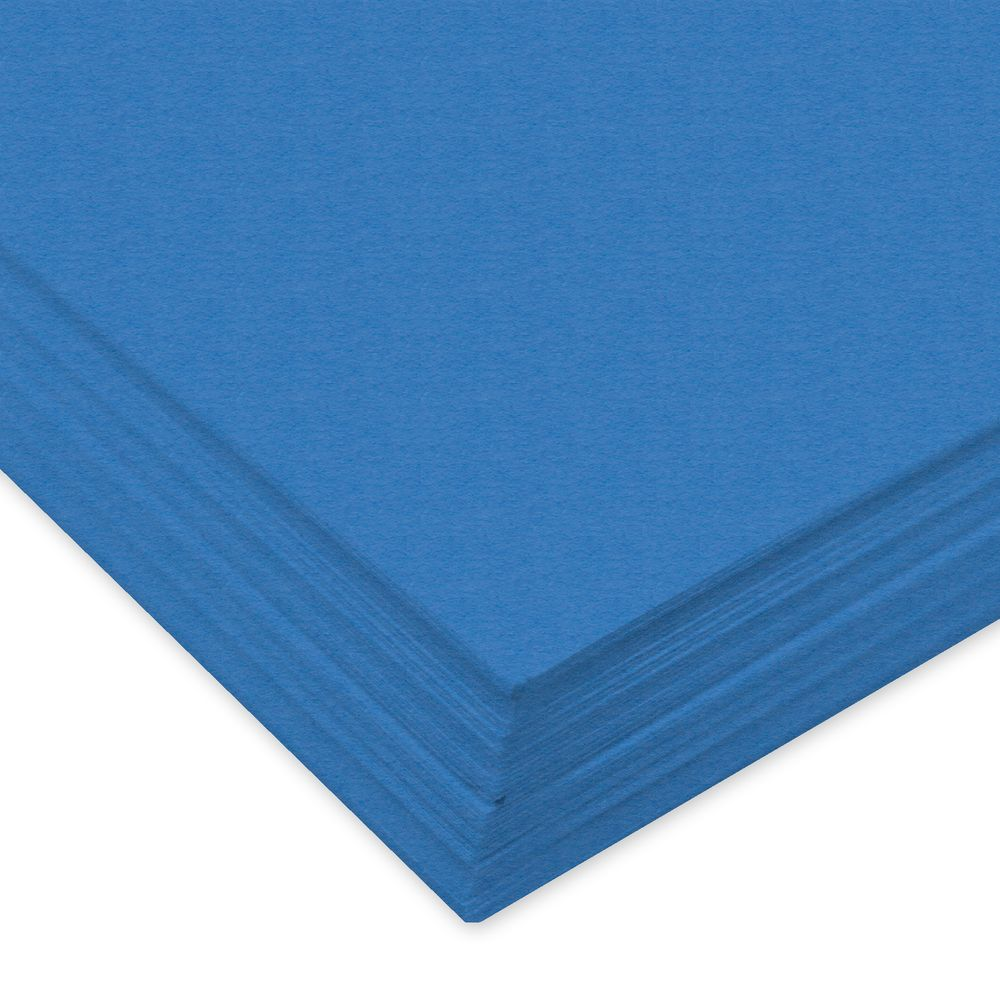Ein Stapel leuchtend blauer Papierbögen, aus der Nähe betrachtet.