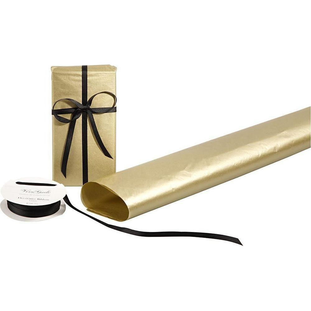 Rouleau de papier cadeau doré, un cadeau emballé en doré avec ruban noir, et une bobine de ruban noir.